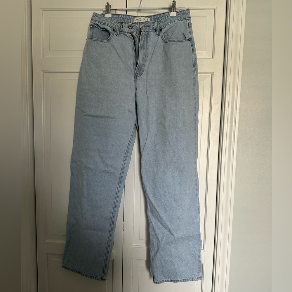 Abercrombie Curve Love High Rise Loose Jean in Light Marble 30 (10) Long